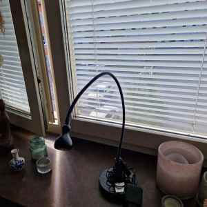 Svart lampa - Svart justerbar lampa från IKEA