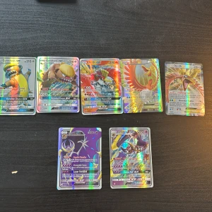 Pokémon GX/EX Holo Collection - Samling av coola Pokémon GX och EX-kort med holografisk finish! Innehåller Gumshoos, Ho-Oh och Lunala i olika varianter. Perfekt för dig som älskar Pokémon, samlar på unika kort eller vill boosta din lek med kraftfulla och snygga favoriter. Färgstarka motiv och glittrande effekter gör dessa till ett måste för fans! Inte alls skadadade