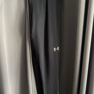 Under armour byxor - Under armour byxor i super fräscht skick och inga täcken på användning.