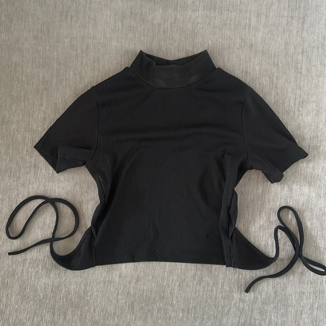 Svart kroppad topp med öppen rygg - 2