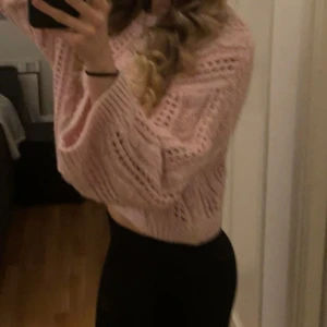 Rosa tröja  - Säljer min jätte fina tröja då den aldrig kommer till användning! Fint skick och inga defekter, skriv om frågor dyker upp!💗