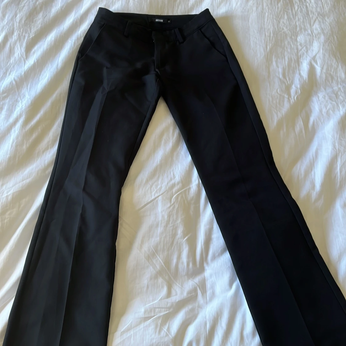 Svarta kostymbyxor från BikBok