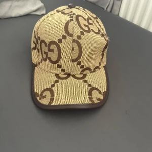 Beige GG keps - Jag säljer en helt ny GG keps. Den är helt nytt kvalitet och priset kan förhandlas