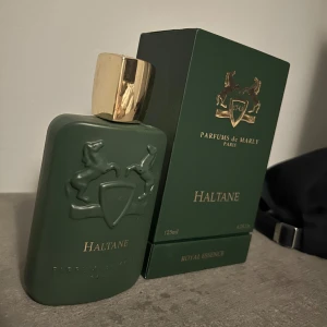 Parfums de Marly Haltane 125ml - Lyxig parfymflaska i mörkgrönt med gulddetaljer från pdm, modell Haltane. Flaskan har en elegant, matt finish och pryds av två upphöjda hästar och en sköld. Kommer i matchande grön kartong med guldtext. Rymmer 125 ml. Cirka 115 kvar