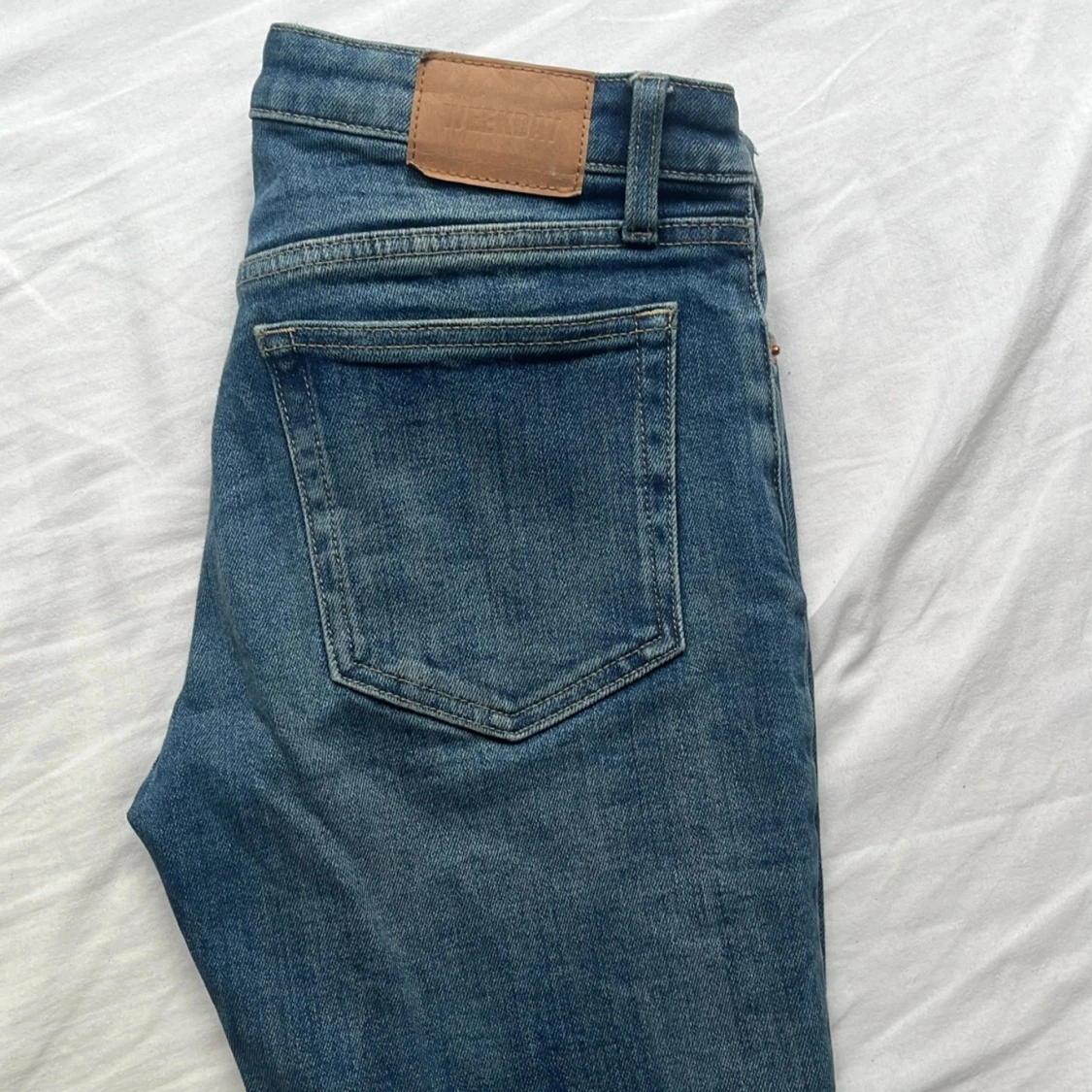 Blå Weekday jeans med slitna detaljer - 90