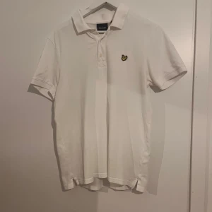 Vit Lyle & Scott pikétröja M - Vit pikétröja från Lyle & Scott. Storlek M, använd ett antal gånger men fortfarande i riktigt bra skick. Vid frågor tveka inte av att höra av dig😀