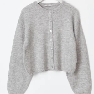 Stickad kofta - Säljer denna kofta som är använd en gång, köptes för 200kr🩷