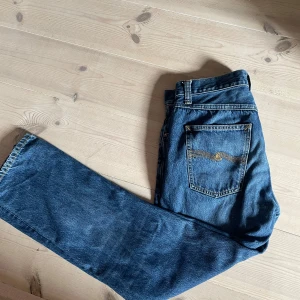 Nudie jeans  - Säljer nu dessa feta Nudie Jeans i storleks serien Gritty Jackson. Storleken är 30/30.   Aldrig använda|| Nypris ca 1800 kr|| Mitt pris 599kr!   Vid frågor och och funderingar så tveka inte utan fråga på!