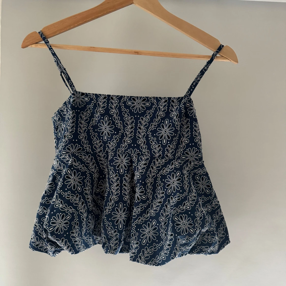 Blommig marinblå topp Zara