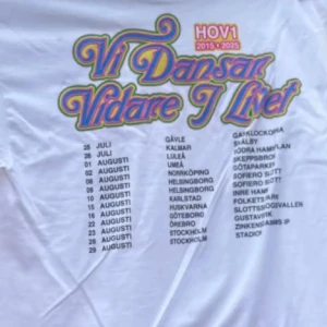 Vit Hov1 t-shirt med färgglatt tryck - Hov1 merch sökes!!!helst s/m är villig att betala hur mycket som helst! 🙏
