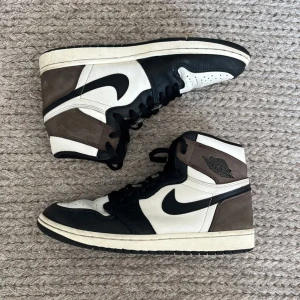Nike Air Jordan 1 High dark mocha. - Säljer ett par Nike Air Jordan 1 dark mocha. Storlek 41. Har inte box men äkthetsbevis finns. Kostar runt 5000. De är lite craeasade men ser bra ut