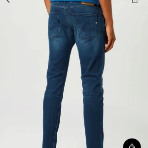 Replay Anbass blå jeans herr - Snygga Replay Anbass jeans med blå tvätt. Modellen är slim fit och kostade mig 1100. Jeansen har fem fickor, läderpatch bak och är tillverkade i stretchig bomullsdenim för extra komfort. Strlk 32 30 perfekt skick. Priset kan diskuteras