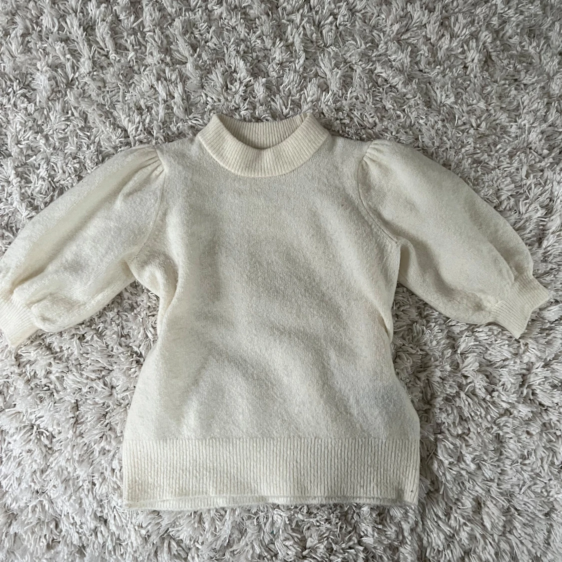 Vit stickad tröja med puffärm från ONLY