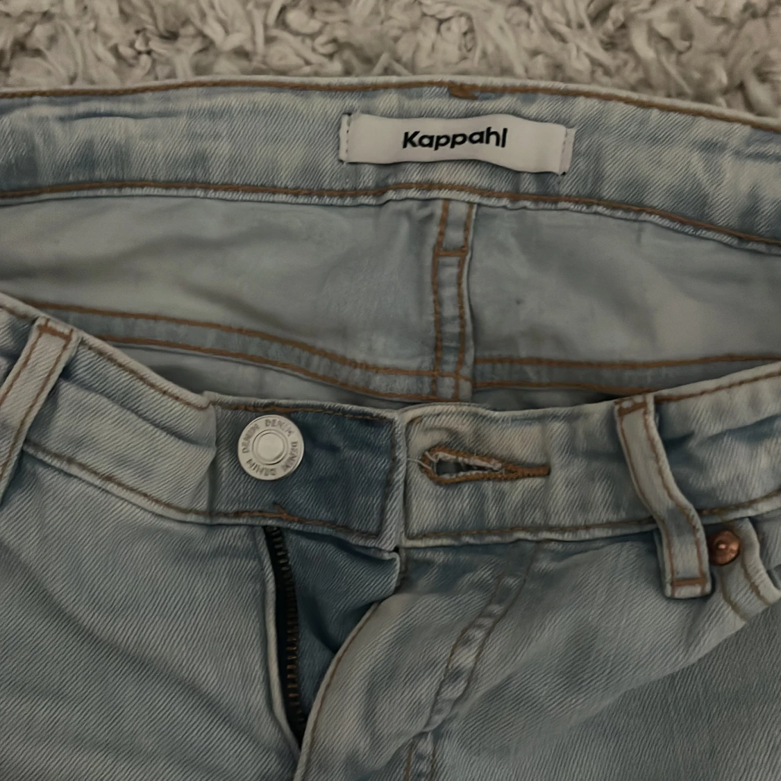 ljusblå lågmidjade jeans från Kappahl - 1