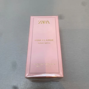 Zara Pink Flambé Hair Mist - Fräsch och feminin hårmist från Zara i doften Pink Flambé. Kommer i en snygg ljusrosa kartong med guldiga detaljer. Perfekt för att ge håret en lätt och söt doft. Flaskan rymmer 60 ml och är tillverkad i Frankrike.