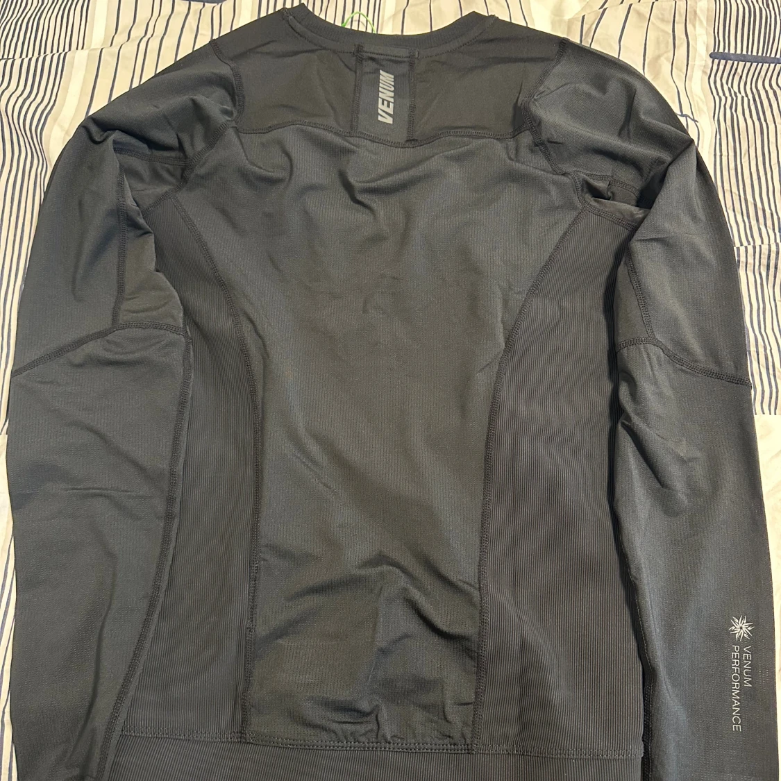 Svart tight tränings-tröja från Venum - 3