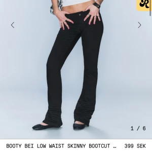 Svarta bootcut jeans Cheap Monday - Sälja dom här jeansen i storlek  23/30  då dom är lite  för små.  Som nya använt dom runt 3 gånger. Inte slitna eller något. Svarta jeans från Cheap Monday med låg midja och bootcut-snitt. Tight passform upptill och utsvängda ben. Cheap Monday-logga bak. 