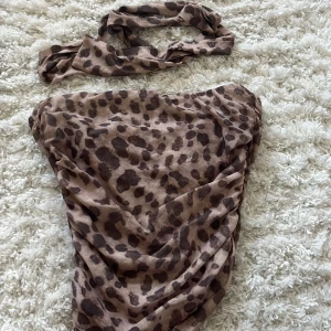 Leopard topp - Topp i mesh material i leopard mönster med en ”scarf”😍