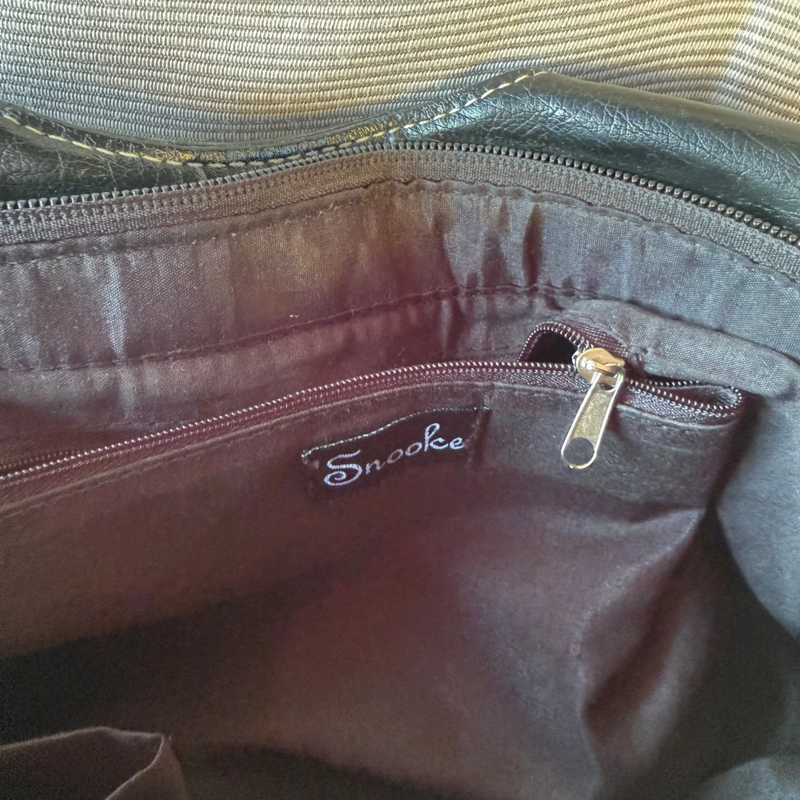 Svart handväska från Snooke med kedjedetaljer - 1