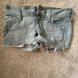 Levis shorts - Säljer mina ljusblåa lågmidjade Levis shorts. Midjemåttet rakt över är 37cm och grenhöjden är 18cm 💕