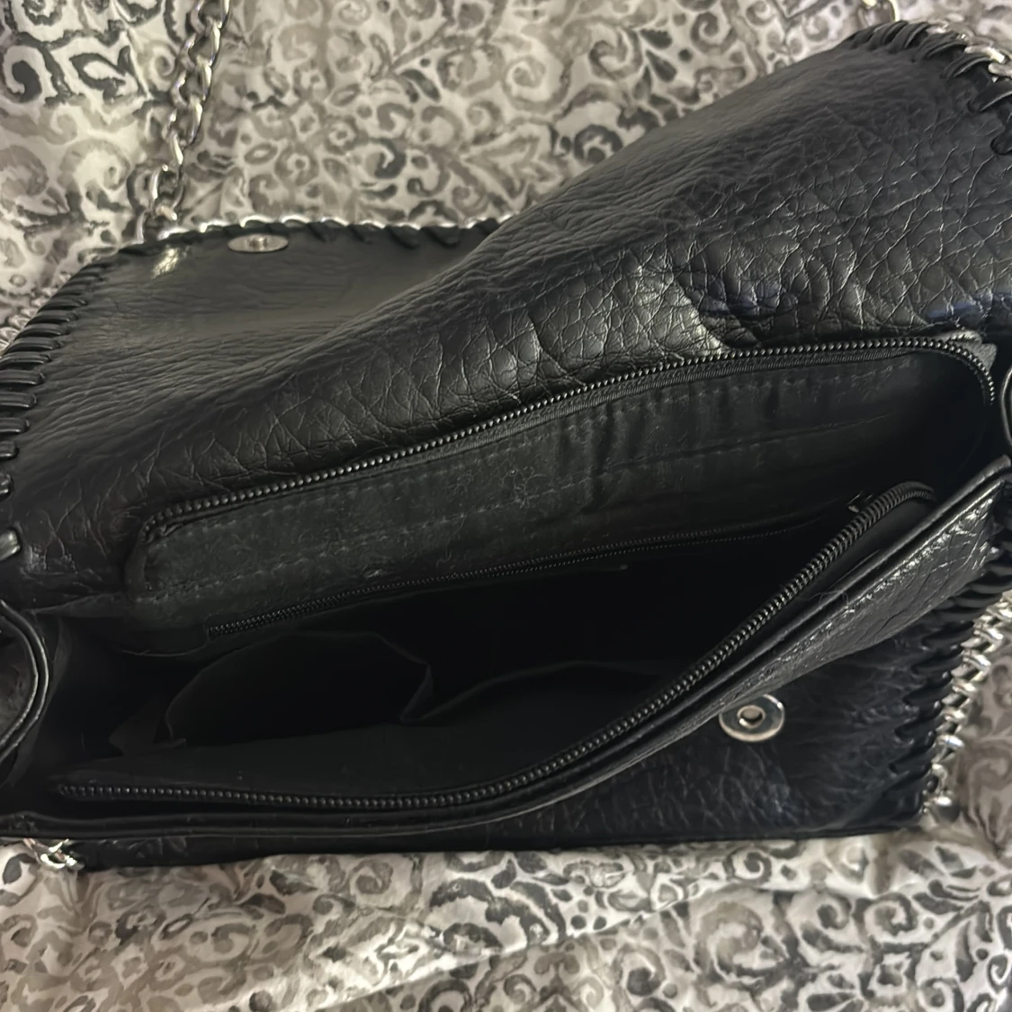 Svart axelväska med kedjedetaljer - 2