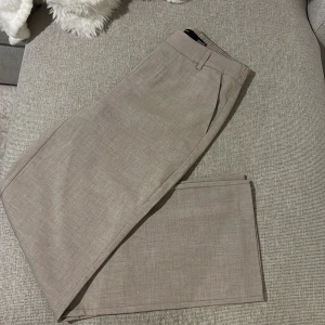 Beige linnebyxor från Vero Moda XS - Snygga beige linnebyxor från Vero Moda i storlek XS. Byxorna har rak passform, resår i midjan bak och klassiska fickor fram. Perfekta för en chill och stilren look, tillverkade i ett luftigt linnematerial. Aldrig använda men saknar prislapp. 