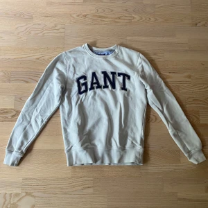 Vit sweatshirt från GANT med tryck - Säljer denna vita tjocktröja från GANT, i storlek S. Tröjan är i ett väldigt bra skick. Tveka inte på att höra av dig om du har några frågor. 