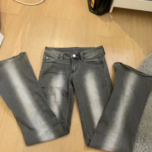 Cheap monday jeans  - Säljer ett år snygga cheap monday jeans från weekday. De är i bra skick. Storlek 28/32. Jag har klippt bort den stora gröna lappen därbak (fråga om ni vill ha bild) skriv om ni har frågor pris går att diskutera