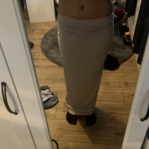 Kjol - Säljer denna kjol då den inte används, har ett väldigt litet hål vid midjan/höften typ🩷minns inte storleken men jag e ca 156