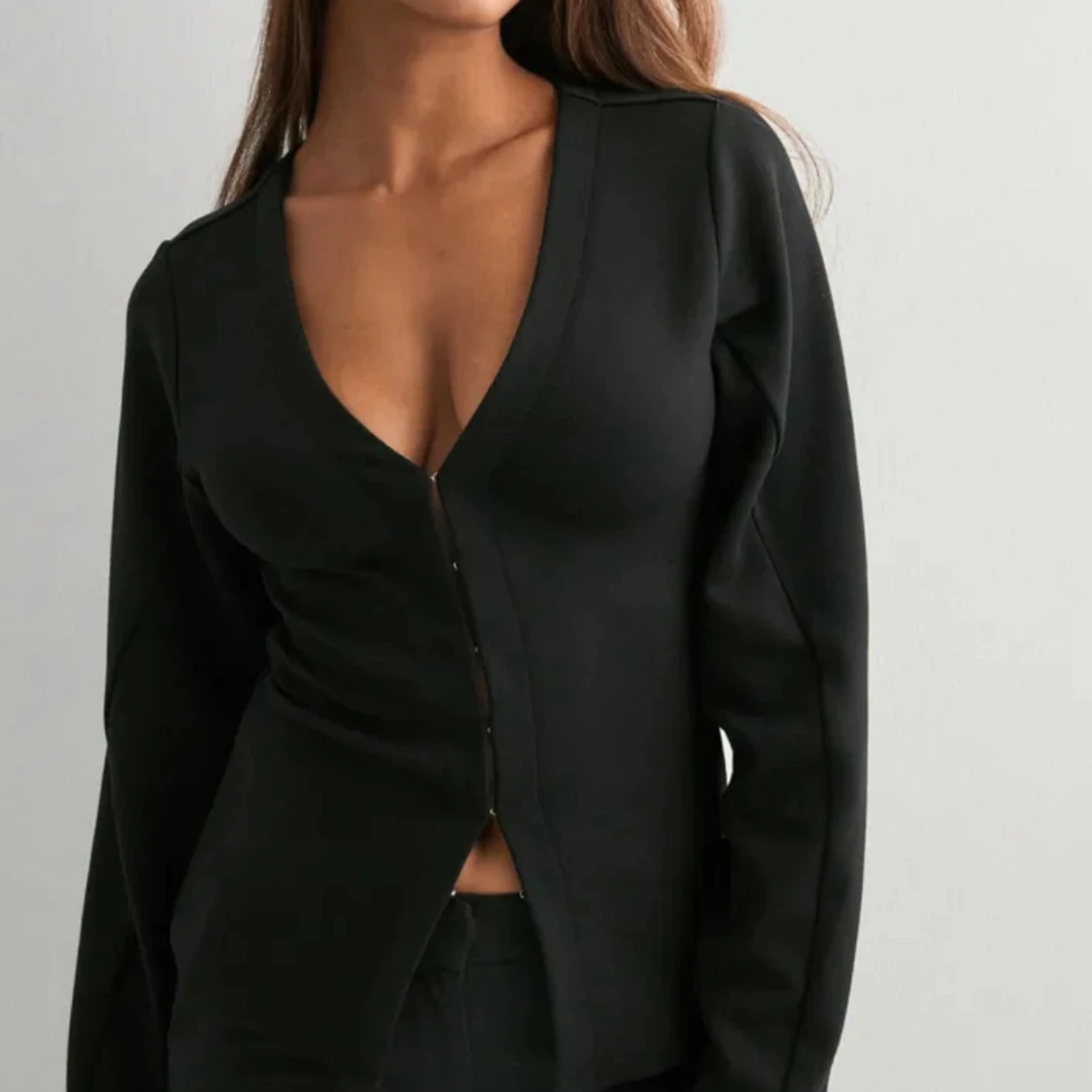 Svart v-ringad kofta med knappar