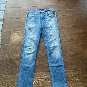 Replay Grover Hyperflex jeans, straight fit - Blå Replay Hyperflex jeans med slitningar. Klassisk femficksmodell med raka ben och normal passform. Jeansen är hyperflex vilket betyder att de är väldigt rörliga och stretchiga. W31 L32, passar perfekt på mig och har 32/32 Nypris 1199