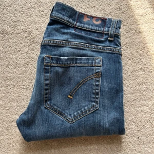 Dondup jeans - Tja! Säljer detta schyssta paret jeans från Dondup!| Modell: Lapp saknas| Nypria 3500kr, mitt pris 649kr!| Vid minsta fråga tveka inte att kontakta mig!|// Nils- obs storleken är uppskattad!
