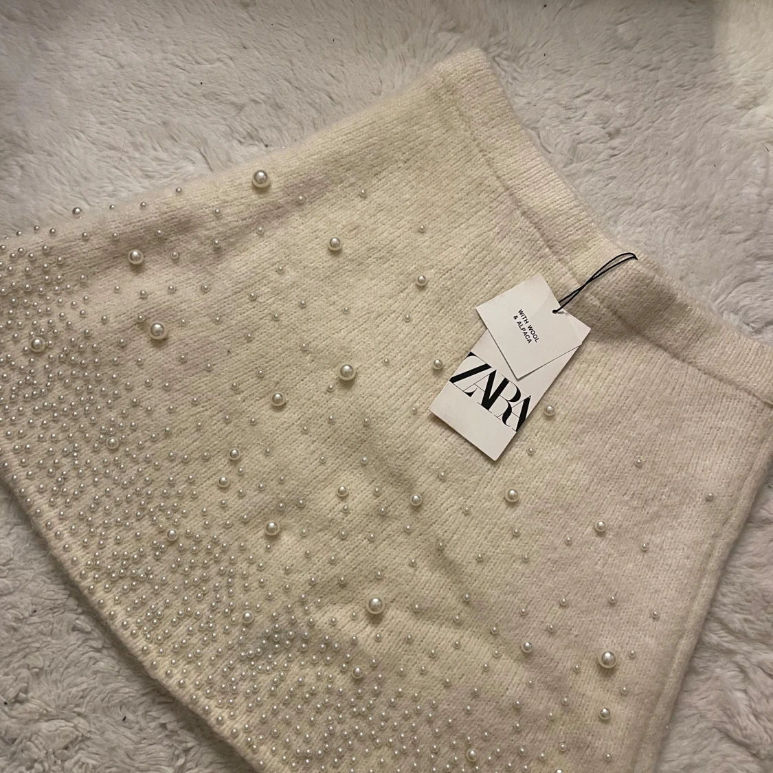 Vit stickad kjol med pärlor från Zara