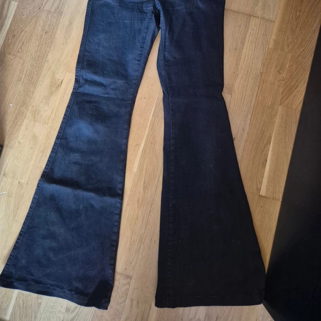 Svarta bootcut jeans med utsvängda ben - 1