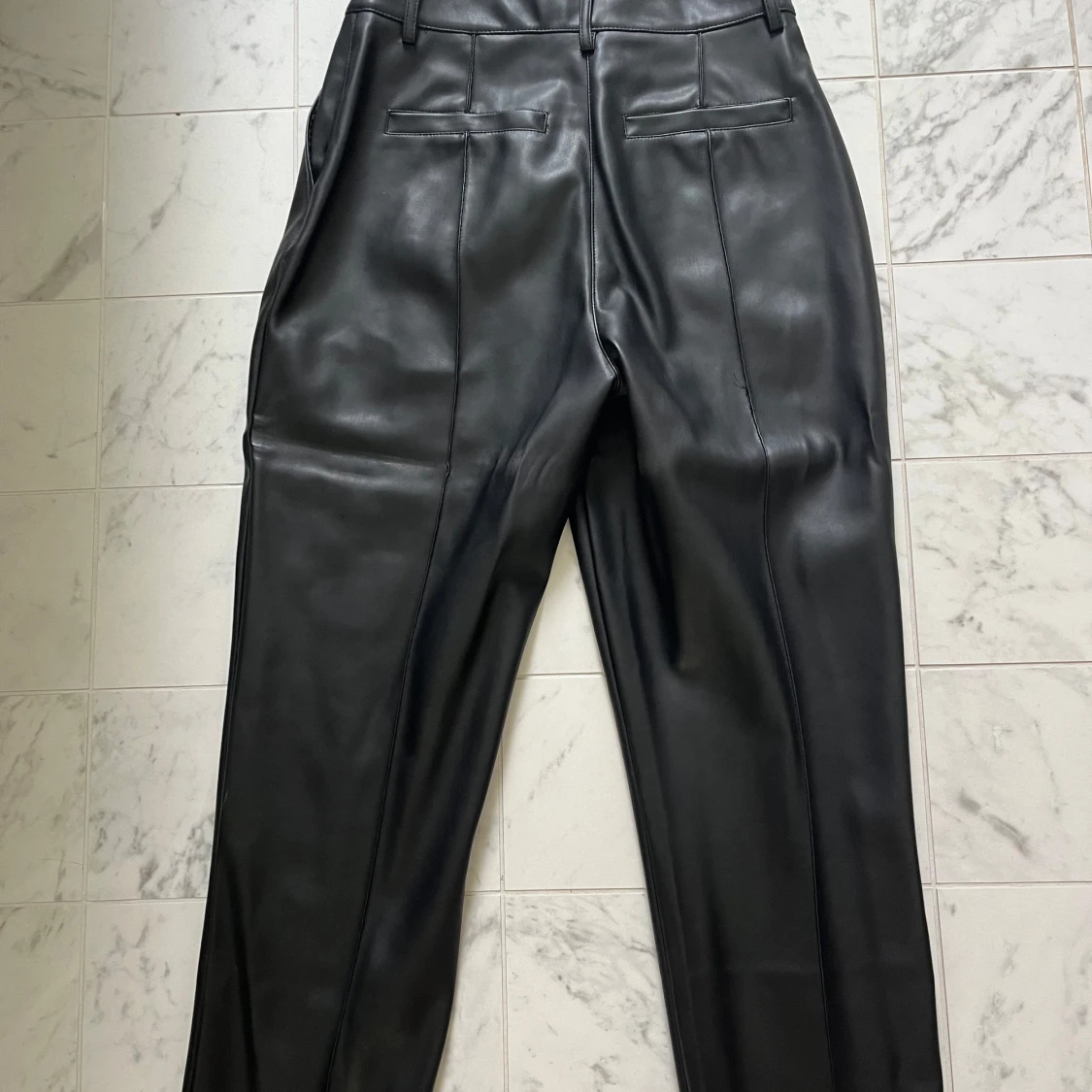 Svarta kostymbyxor i skinnimitation NA-KD - 2