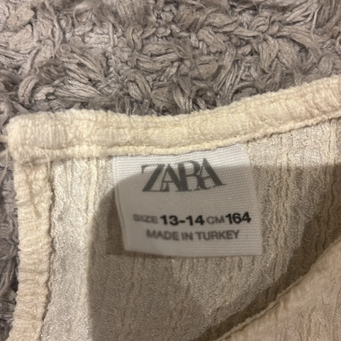 Beige blus med volang från Zara - 1