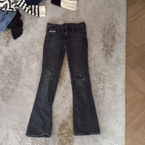 Disel jeans -  Jag säljer ett par dieselis i storlek V 23. Jag säljer för att de inte kommer till användning längre. Jag har gjort ett eget hål vid knät 💗