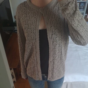 Grå kofta - Säljer en jättefin glittrig grå kofta från City knit, köptes på ålick och säljer pga den inte kommer till användning. Fråga gärna om mått och sånt och skicka även prisförslag om du vill 💕