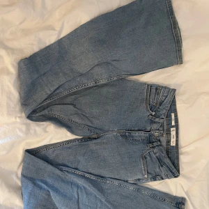 Blå flare jeans från mango - Säljer ett par blåa jeans från Mango som är flare och midwaist.