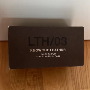 Zara LTH/03 Know The Leather EdP - Parfymen LTH/03 Know The Leather från Zara kommer i en stilren, mörkbrun kartong med minimalistisk design. Eau de Parfum, 100 ml. Doften har läderinspirerade toner och passar dig som gillar djupa, varma och lite mystiska parfymer.