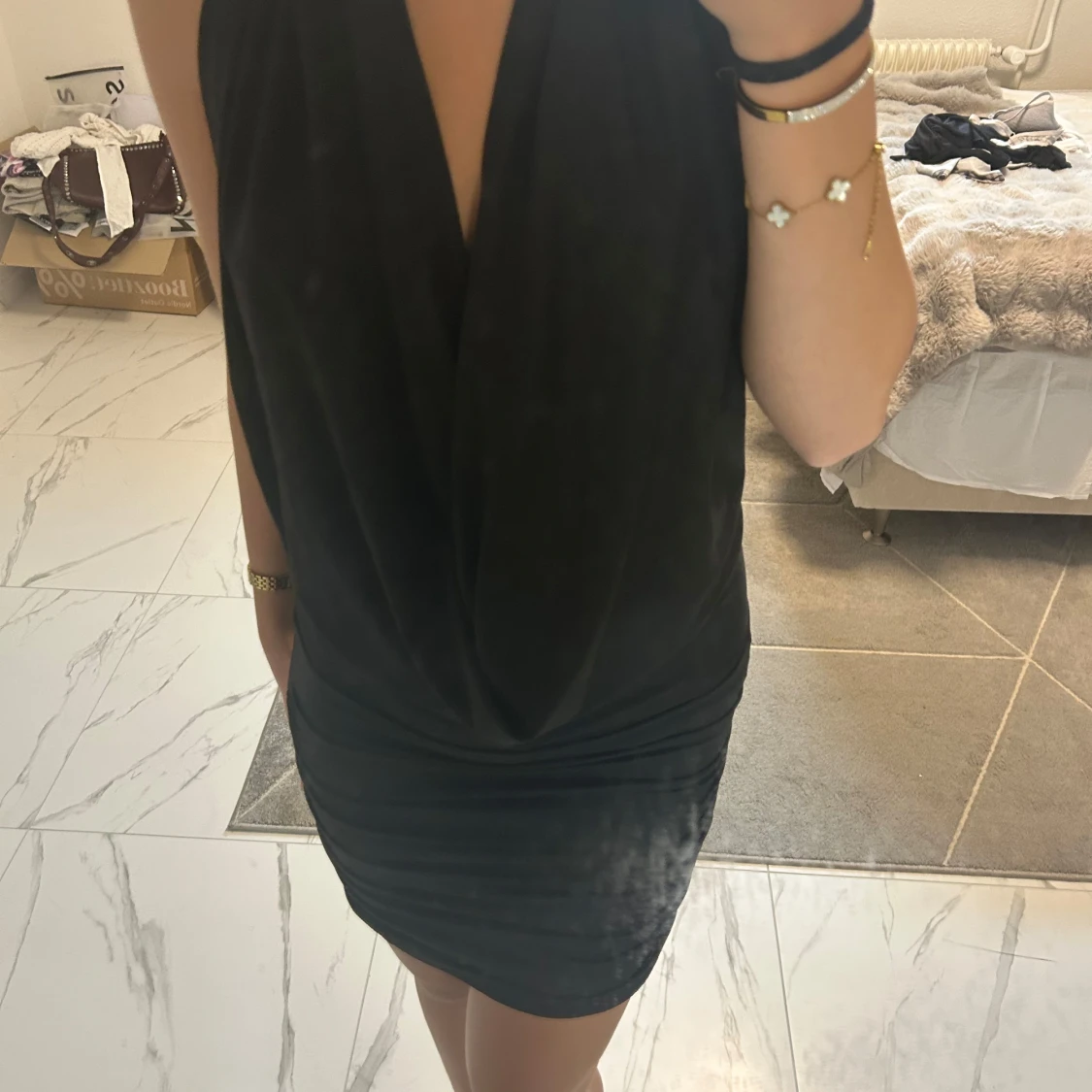 Svart kort klänning med öppen rygg - 1