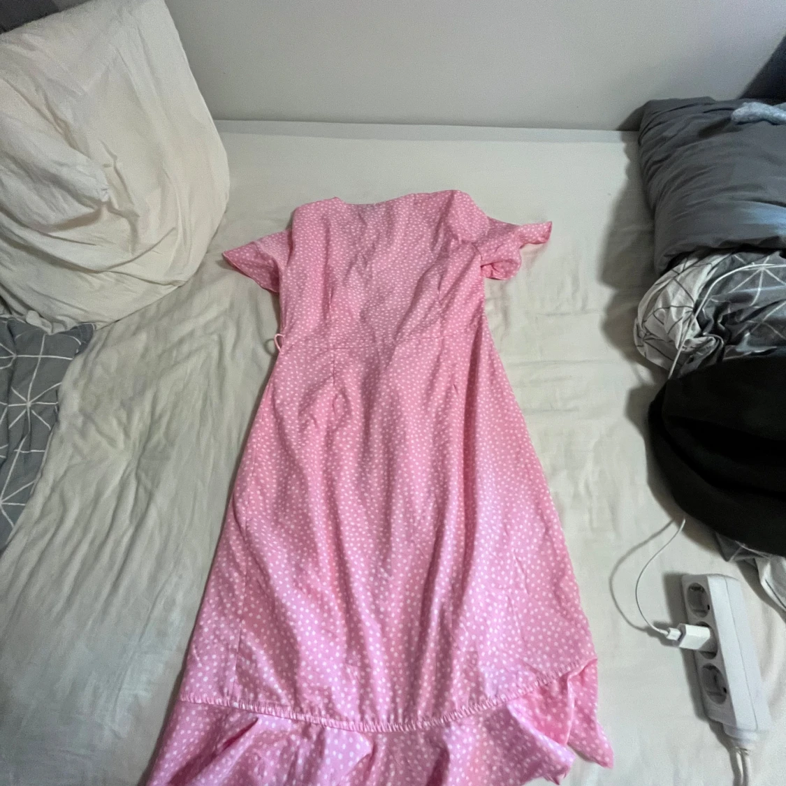 Rosa prickig omlottklänning Vero Moda - 1