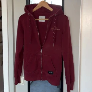 Vintage hoodie - Såljer min riktigt schyssta vintage hoodie från peak performance. Storlek S skriv vid minsta fundering. 