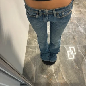 Diesel lågmidjade jeans - Ett par suuperrr snygga diesel lågmidjade bootcut jeans som verkligen är mina favo jeans men som tyvärr inte passar mig så bra! I helt perfekt skick förutom lite smutsiga längst ned. Är inte helt säker på att jag vill sälja så lägg gärna budförslag!💕skickar gärna fler bilder innan man köper.