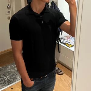 Svart stickad piké  - Svart stickad piké från Zara med klassisk krage och tre knappar framtill. Storlek s men jag skulle snarare säga att den  sitter  xs. Materialet är väldigt mjukt och gjort utav viskos bambu. Skriv om du har frågor🤗