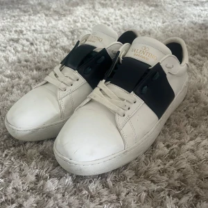 Valentino skor  - Hej säljer dessa valentino skor då jag vill ha något annat, dem är väldigt fina i skick nästan nya. låda dust bag osv kommer med. Använd fåtal gånger,  Skriv för mer info !