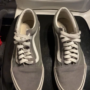 Gråa Vans - Säljer dessa gråa Vans. I storlek 43. Har använt dom en del men syns knappt!