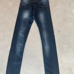 Levi's 510 skinny jeans mörkblå - Mörkblå Levi's 510 skinny jeans med snygga slitningar och klassiska fem fickor. Jeansen har en smal passform och är tillverkade i stretchigt denim för extra komfort. Perfekta för dig som gillar en modern och tajt look.