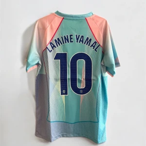 Barça Lamine Yamal 10 Nike fotbollströja - Snygg FC Barcelona fotbollströja med Lamine Yamal och nummer 10 på ryggen. Tröjan har coola pastellfärger i turkos, rosa och ljusblått med grafiskt mönster, klubbmärke och Nike-logga på bröstet samt Spotify som sponsor. Kortärmad och tillverkad i lätt, ventilerande material.