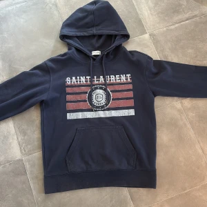Saint Laurent hoodie  - Skick: 8/10 | Storlek: S | Passar XS | Passar perfekt för dig som är 165-172 | Nypris: 5299 | Mitt pris: 2600 | Pris kan diskuteras vid snabb affär! | Kvitto finns ✅ | Hör av er vid frågor eller minsta lilla fundering 🤩🙌
